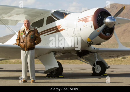 Flying M Ranch, Nevada, USA. 03 Mai, 2008. Hotel Magnat Barron Hilton, 80, stellt sich in einem Porträt vor einem alten Stage Coach Stop Samstag, 3. Mai 2008 auf seiner Ranch, die 'Flying-M" in Lyon County, Nevada, 60 Meilen südlich von Reno. Ein Zeichen von den Mobley Hotel von Cisco, Texas hängt außerhalb der Bühne. Die Mobley hotel war Conrad Hilton - Barron's Vater - First Hotel Credit: David Calvert/ZUMAPRESS.com/Alamy leben Nachrichten Stockfoto