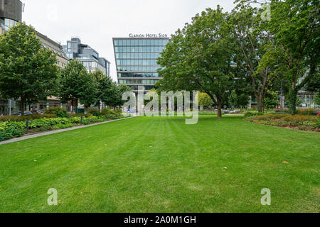 Stockholm, Schweden. September 2019. Ein Blick auf das Clarion Hotel Sign Palast aus der Norra Bantorget Park Stockfoto