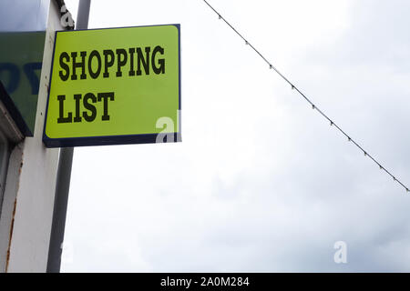 Wort schreiben Text Einkaufsliste. Business foto Präsentation Disziplin Ansatz in den grundlegenden Punkte grüne Anzeige Brett auf der Straße mit Kopie zu kaufen s Stockfoto