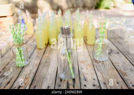 Trinkhalme von Papier zu trinken in Glas Flasche Limonade. Stockfoto