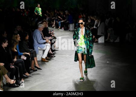 Mailand, Italien. 20 Sep, 2019. VERSACE SS 20 Start- und Landebahn in Mailand auf der Modewoche - Mailand, Italien 20/09/2019 | Verwendung der weltweiten Kredit: dpa/Alamy leben Nachrichten Stockfoto