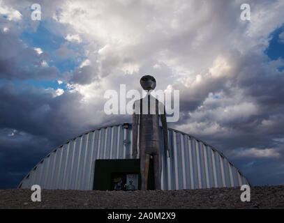 HIKO, Nevada - Juli 22, 2018: Ein hohes Metall alien Skulptur Besucher am Eingang des Alien Research Center, eine extraterrestrail themed Gi begrüßt Stockfoto