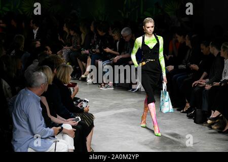 Mailand, Italien. 20 Sep, 2019. VERSACE SS 20 Start- und Landebahn in Mailand auf der Modewoche - Mailand, Italien 20/09/2019 | Verwendung der weltweiten Kredit: dpa/Alamy leben Nachrichten Stockfoto