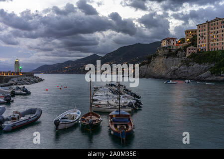 Blick über den Hafen von Camogli während der Dämmerung in Ligurien, Italien Stockfoto