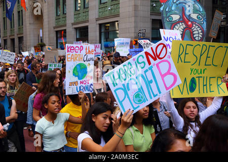 New York, NY, 20. September 2019. Junge Frauen halten beim von Jugendlichen geführten NYC-Klimabrek Schilder "There is No Planet B" und "Respect Your Mother". Zehntausende Menschen, Studenten nahmen an der demonstration Teil und versammelten sich am Broadway zum Battery Park mit Greta Thunberg als Teilnehmer und Gast. Stockfoto