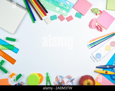 Schulmaterial: buntes Holz- Bleistifte, Papier, Aufkleber, Büroklammern, Bleistiftspitzer, kopieren Raum Stockfoto