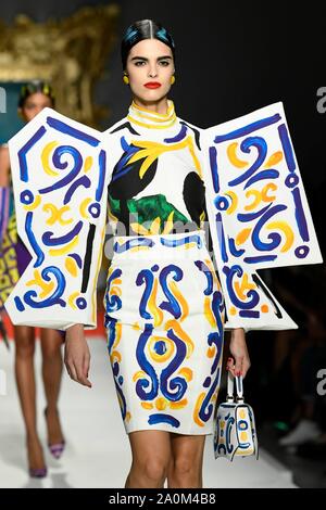 Mailand, Italien. 19 Sep, 2019. MOSCHINO SS 20 Start- und Landebahn in Mailand auf der Modewoche - Mailand, Italien 19/09/2019 Quelle: dpa/Alamy leben Nachrichten Stockfoto