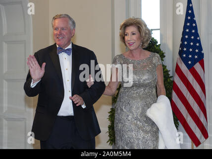 Washington, District of Columbia, USA. 20 Sep, 2019. United States Vertreter Mark Wiesen (Republikaner von North Carolina) und Debbie Wiesen kommen für das Abendessen, das vom Präsidenten der Vereinigten Staaten Donald J. Trumpf und die erste Dame Melania Trump zu Ehren von Premierminister Scott Morrison von Australien und seine Frau Jenny Morrison, im Weißen Haus in Washington, DC am Freitag, September 20, 2019 Credit gehostet: Ron Sachs/CNP/ZUMA Draht/Alamy leben Nachrichten Stockfoto