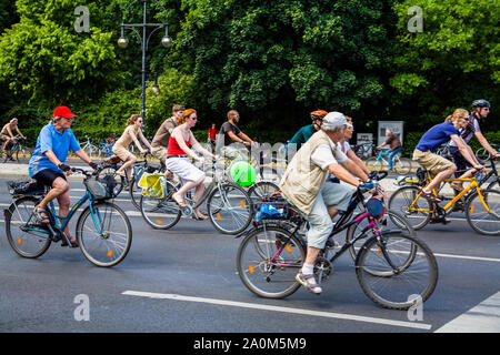 Berliner Reiten durch die Stadt im Juni 2008 die breite Nutzung der Fahrräder Berlin Deutschland zu feiern. Stockfoto