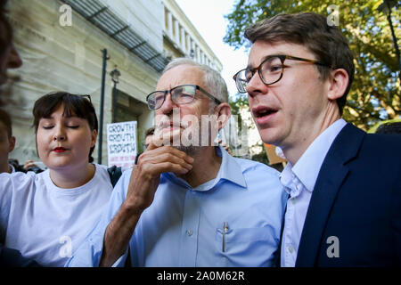 London, Großbritannien. 20 Sep, 2019. Der Führer, Jeremy Corbyn während der Demonstrationen. Hunderte von jungen Menschen weltweit Hand in Hand in die Dritte derartige weltweite globale Klima Streik und es ist der größte Tag der Demonstrationen in der Geschichte sein wird. Credit: SOPA Images Limited/Alamy leben Nachrichten Stockfoto