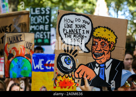 London, Großbritannien. 20 Sep, 2019. Klimawandel Plakate während der Demonstration. Hunderte von jungen Menschen weltweit Hand in Hand in die Dritte derartige weltweite globale Klima Streik und es ist der größte Tag der Demonstrationen in der Geschichte sein wird. Credit: SOPA Images Limited/Alamy leben Nachrichten Stockfoto