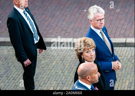 Prinzessin Margriet der Niederlande und Bürgermeister von Arnheim, Ahmed Marcouch kommen an der Zeremonie. Während der Zeremonie in der Luft mit internationaler Beteiligung an der Luft Quadrat am Fuße der John Frost Brücke von Arnheim, alle alliierten Soldaten erinnert, die in der Schlacht, während versuchend zu erobern und die Arnhem Brücke halten (John Frost Bridge) auf der 17. bis 23. September 1944 sank. Die britischen und polnischen Veteranen sowie militärische und zivile Beamte, zahlen ihren Respekt für diejenigen, die ihr Leben für die Freiheit gab durch Kranzniederlegungen. Der 75. Jahrestag der Schlacht um Arnheim Zeremonie auch Stockfoto