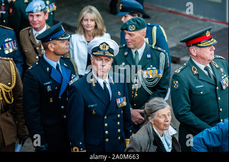 Menschen aus der militärischen Kräfte kommen an der Zeremonie. Während der Zeremonie in der Luft mit internationaler Beteiligung an der Luft Quadrat am Fuße der John Frost Brücke von Arnheim, alle alliierten Soldaten erinnert, die in der Schlacht, während versuchend zu erobern und die Arnhem Brücke halten (John Frost Bridge) auf der 17. bis 23. September 1944 sank. Die britischen und polnischen Veteranen sowie militärische und zivile Beamte, zahlen ihren Respekt für diejenigen, die ihr Leben für die Freiheit gab durch Kranzniederlegungen. Der 75. Jahrestag der Schlacht um Arnheim Zeremonie zählte auch mit der Anwesenheit von Prinzessin Mar Stockfoto