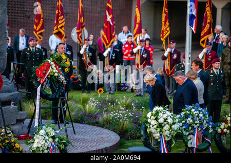 Politiker Kaution Blumen am Denkmal im Gedenken. Während der Zeremonie in der Luft mit internationaler Beteiligung an der Luft Quadrat am Fuße der John Frost Brücke von Arnheim, alle alliierten Soldaten erinnert, die in der Schlacht, während versuchend zu erobern und die Arnhem Brücke halten (John Frost Bridge) auf der 17. bis 23. September 1944 sank. Die britischen und polnischen Veteranen sowie militärische und zivile Beamte, zahlen ihren Respekt für diejenigen, die ihr Leben für die Freiheit gab durch Kranzniederlegungen. Der 75. Jahrestag der Schlacht um Arnheim Zeremonie zählte auch mit der Anwesenheit o Stockfoto