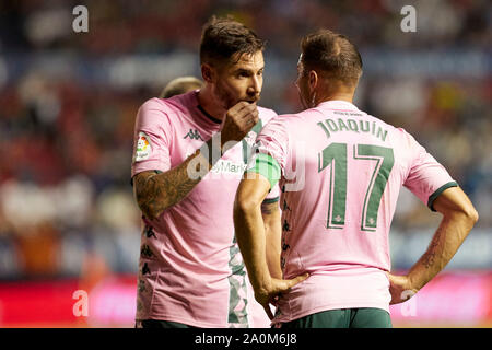 Pamplona, Spanien. 20 Sep, 2019. Joaquín (mittelfeldspieler; Real Betis) und Juanmi (vorwärts; Real Betis) sind in Aktion während der spanischen Fußball der Liga Santander, Übereinstimmung zwischen CA Osasuna und Real Betis am Sadar Stadium, in Pamplona gesehen. (Endstand; CA Osasuna 0:0 Real Betis) Credit: SOPA Images Limited/Alamy leben Nachrichten Stockfoto