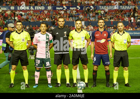 Pamplona, Spanien. 20 Sep, 2019. Die Kapitäne beider Mannschaften und die Schiedsrichter sind vor den spanischen Fußball der Liga Santander, Übereinstimmung zwischen CA Osasuna und Real Betis am Sadar Stadium, in Pamplona gesehen. (Endstand; CA Osasuna 0:0 Real Betis) Credit: SOPA Images Limited/Alamy leben Nachrichten Stockfoto