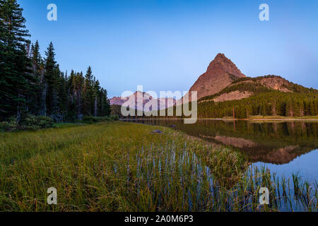 Viele Gletscher & Swiftcurrent Lake bei Sonnenaufgang Stockfoto