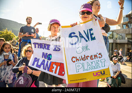 Stadt Edinburgh, UK. 20 Sep, 2019. Zwei Mädchen halten Plakate außerhalb des Schottischen Parlaments Gebäude während der März. Tausende von Eltern und Schülerinnen, die in der März durch Edinburgh als Teil des globalen Klimas Streik Bewegung nach einer Reihe von felsigen Treffen vor, mit der Polizei in Schottland und Mitglieder der Stadt der Rat von Edinburgh, die sahen, Bedrohungen von Verhaftungen in Richtung auf eine 15-jährige. Credit: SOPA Images Limited/Alamy leben Nachrichten Stockfoto