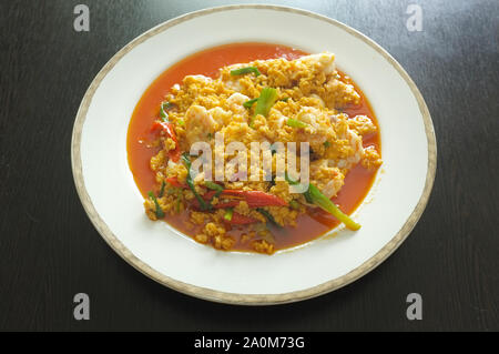 Rühren Gebratene Garnelen mit Curry Powder Thailändisch essen Es ist populär zu schmecken süß und Salz Stockfoto