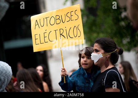 Granada, Spanien. 20 Sep, 2019. Eine Frau mit ihrem Sohn Holding eine Plakette, die besagt, dass elektrische Busse während der Demonstration. Mehr als fünfhundert Menschen in Granada in der "Freitag versammelt haben für zukünftige "Protest zu fragen für einen Zustand der klimatischen Notfall deklariert werden. Credit: SOPA Images Limited/Alamy leben Nachrichten Stockfoto