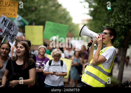 Granada, Spanien. 20 Sep, 2019. Ein Demonstrator Gesänge Slogans auf ein Megaphon während der Demonstration. Mehr als fünfhundert Menschen in Granada in der "Freitag versammelt haben für zukünftige "Protest zu fragen für einen Zustand der klimatischen Notfall deklariert werden. Credit: SOPA Images Limited/Alamy leben Nachrichten Stockfoto