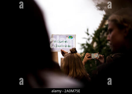 Granada, Spanien. 20 Sep, 2019. Eine Demonstrantin hält ein Plakat, das sagt, daß das globale Klima Streik während der Demonstration. Mehr als fünfhundert Menschen in Granada in der "Freitag versammelt haben für zukünftige "Protest zu fragen für einen Zustand der klimatischen Notfall deklariert werden. Credit: SOPA Images Limited/Alamy leben Nachrichten Stockfoto