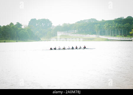 Putrajaya, Malaysia - 6. September 2019: Drachenboot racer Praxis am See in der Nähe von Taman Botanischer. Stockfoto