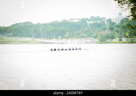 Putrajaya, Malaysia - 6. September 2019: Drachenboot racer Praxis am See in der Nähe von Taman Botanischer. Stockfoto