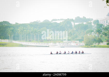 Putrajaya, Malaysia - 6. September 2019: Drachenboot racer Praxis am See in der Nähe von Taman Botanischer. Stockfoto