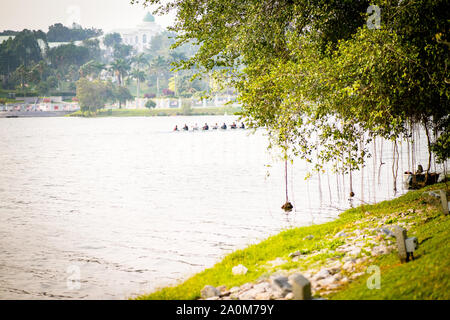 Putrajaya, Malaysia - 6. September 2019: Drachenboot racer Praxis am See in der Nähe von Taman Botanischer. Stockfoto