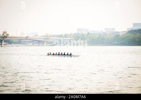 Putrajaya, Malaysia - 6. September 2019: Drachenboot racer Praxis am See in der Nähe von Taman Botanischer. Stockfoto