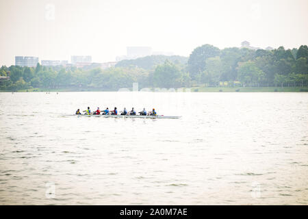 Putrajaya, Malaysia - 6. September 2019: Drachenboot racer Praxis am See in der Nähe von Taman Botanischer. Stockfoto