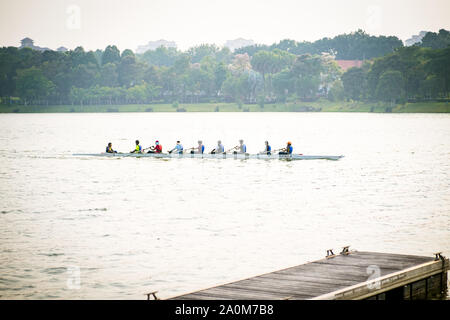 Putrajaya, Malaysia - 6. September 2019: Drachenboot racer Praxis am See in der Nähe von Taman Botanischer. Stockfoto