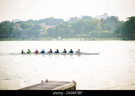 Putrajaya, Malaysia - 6. September 2019: Drachenboot racer Praxis am See in der Nähe von Taman Botanischer. Stockfoto