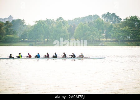 Putrajaya, Malaysia - 6. September 2019: Drachenboot racer Praxis am See in der Nähe von Taman Botanischer. Stockfoto