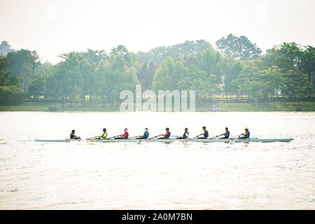 Putrajaya, Malaysia - 6. September 2019: Drachenboot racer Praxis am See in der Nähe von Taman Botanischer. Stockfoto