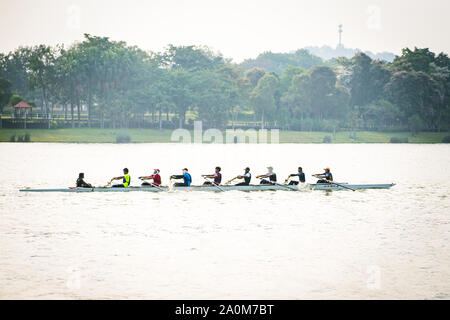 Putrajaya, Malaysia - 6. September 2019: Drachenboot racer Praxis am See in der Nähe von Taman Botanischer. Stockfoto