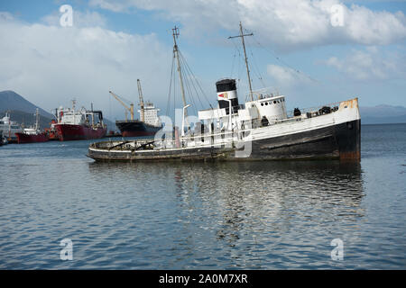 Ushuaia, Argentinien - 2. April 2019: Ein altes britisches Schiff der 2. Weltkrieg Küste gestrandet und vor der Stadt verlassen. Stockfoto