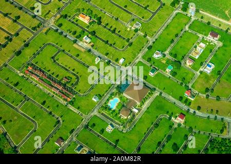 Luftaufnahme von einem neuen Gehäuse Unterteilung in den Philippinen mit leeren Losen und neuen Gebäuden. Urban Expansion und Entwicklung in Asien. Stockfoto