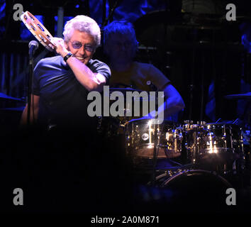 Sonnenaufgang in den Vereinigten Staaten. 20 Sep, 2019. Die Who gemeldet!"-Tour 2019 mit Roger Daltrey durchführen auf der Bühne des BB&T Center in Sunrise, Florida am Freitag, 20. September 2019. Foto von Gary ich Rothstein/UPI Quelle: UPI/Alamy leben Nachrichten Stockfoto