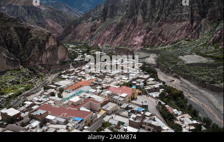 Iruya, Argentinien - 06. März 2017: Blick auf die Stadt und den Fluss hiden im Inneren der Berge in der Provinz Salta. Stockfoto