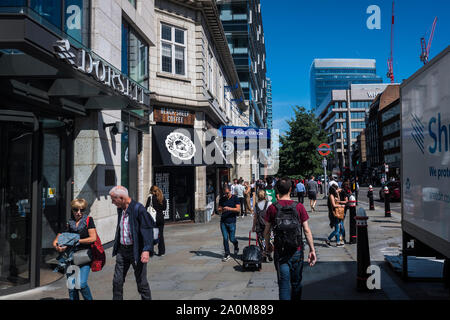 Street Scene außerhalb der Station Aldgate, Aldgate High Street, London, England, Großbritannien Stockfoto