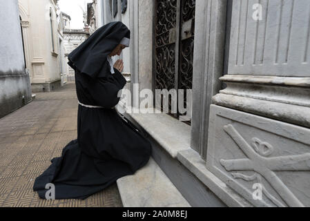 Buenos Aires, Argentinien - 27. Mai 2017: Nonne beten für er tot auf dem Friedhof von Recoleta. Stockfoto