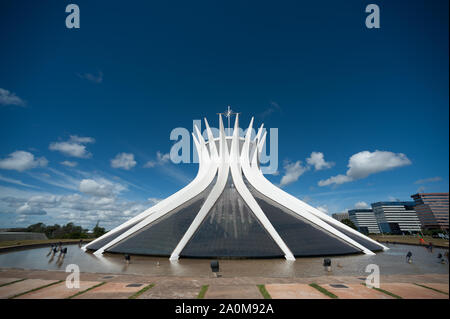 Brasilia, Brasilien - 17. Mai 2013: Kirche und die Kathedrale von Brasilia es von Oscar Niemeyer gemacht Stockfoto