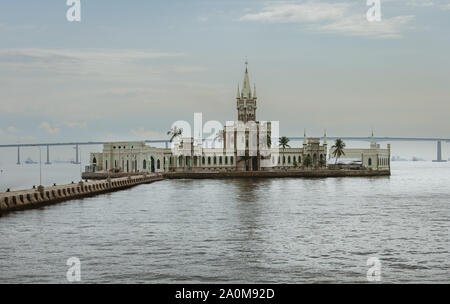 Rio de Janeiro, Brasilien - 17. August 2013: Dieser Ort ist die Insel, eine Burg befindet sich direkt neben dem Fährhafen von Rio de Janeiro bekannt. Stockfoto