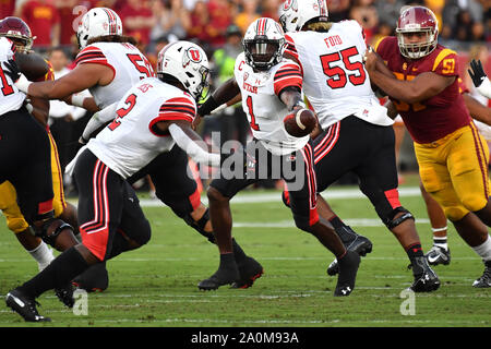 Los Angeles, CA. 20 Sep, 2019. Utah Utes Quarterback Tyler Huntley #1 in Aktion in der ersten Hälfte des NCAA Football Spiel zwischen den USC Trojans und die Utah Utes am Kolosseum in Los Angeles, Kalifornien. Obligatorische Photo Credit: Louis Lopez/CSM/Alamy leben Nachrichten Stockfoto