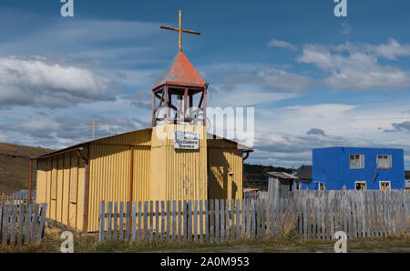 Puerto Natales, Chile - 08.November 2016: Eine sehr arme und farbige Kirche in Dorotea Stadt, auf dem Weg nach Puerto Natales. Stockfoto