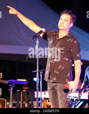 September 19, 2019 - Sänger Patrick Monahan der Zug führt während der Hawaii Five-O und Magnum P.I. Sonnenuntergang am Strand Veranstaltung am Strand von Waikiki in Honolulu, Hawaii - Michael Sullivan/CSM Stockfoto