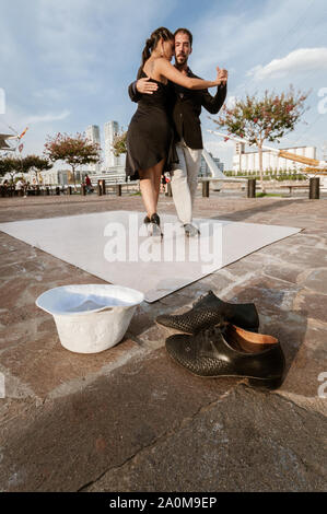 Buenos Aires, Argentinien - 08 Februar 2012: Ein paar Tango tanzen in den Straßen von Puerto Madero und darauf warten, dass jemand einen Tipp zu verlassen. Stockfoto