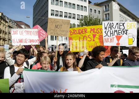 Frankfurt am Main, Deutschland. 20 Sep, 2019. Die demonstranten März mit Zeichen durch Frankfurt. Über 20.000 junge Menschen marschierten durch Frankfurt gegen den Klimawandel zu protestieren und für die Einführung von Messungen gegen Sie. Der Protest war ein Teil einer globalen Klima Streik stattfand, weltweit, einschließlich in über 500 Städten in Deutschland. (Foto von Michael Debets/Pacific Press) Quelle: Pacific Press Agency/Alamy leben Nachrichten Stockfoto